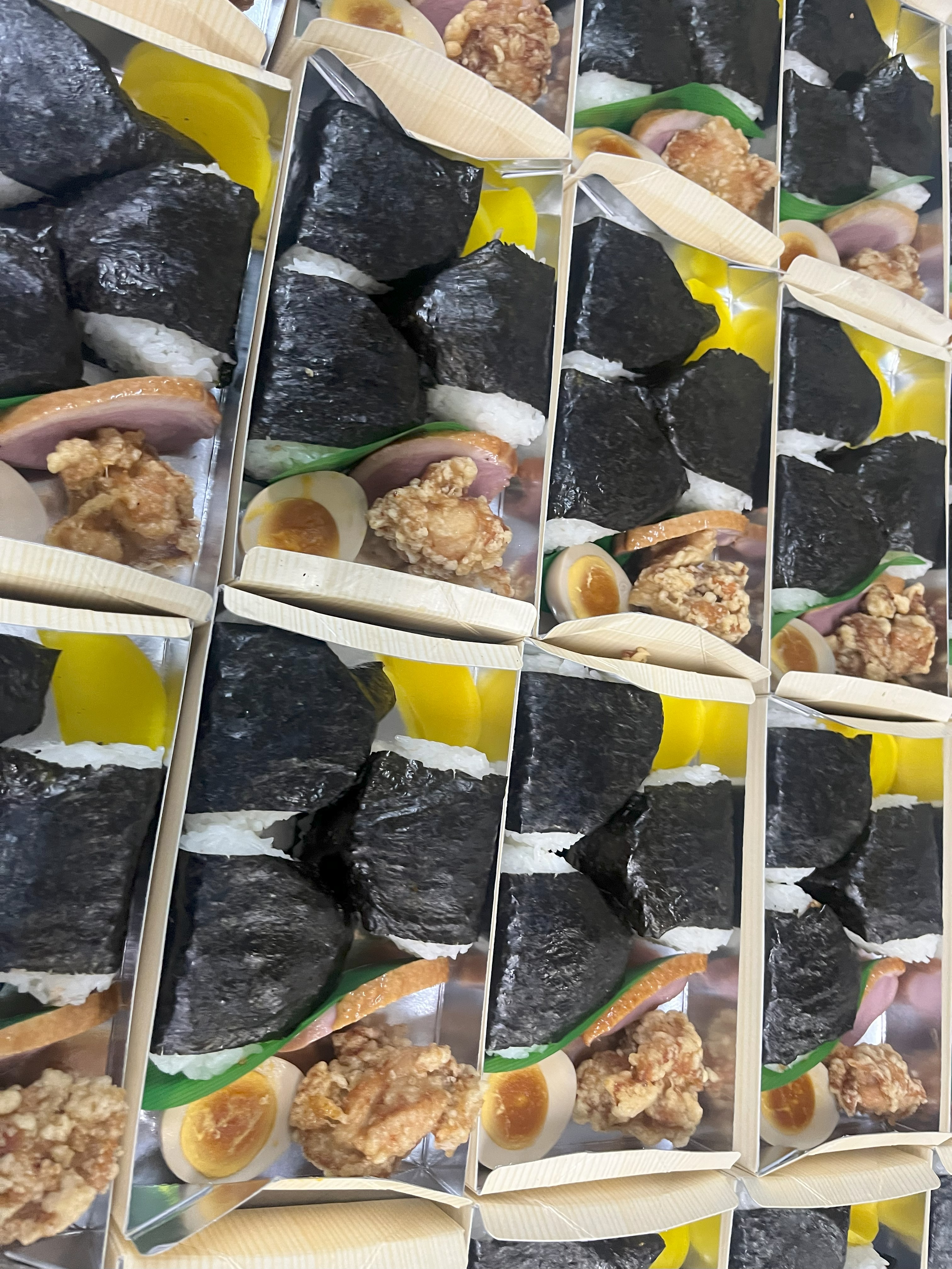 厳選されたおにぎりとおかず